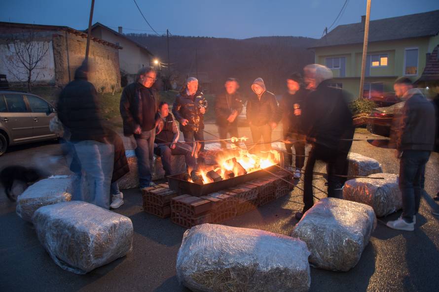 Škoro blagoslovio vinograd pa je počastio selo kobasicama, kulenom, slaninom i pjesmom
