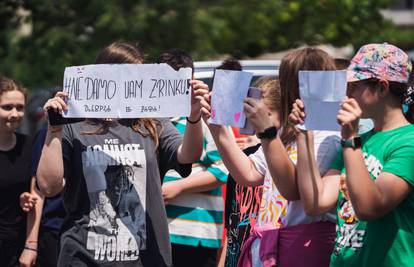 Učiteljici u školi u Splitu otkaz jer je ukazivala na vršnjačko nasilje: Pred školom prosvjed