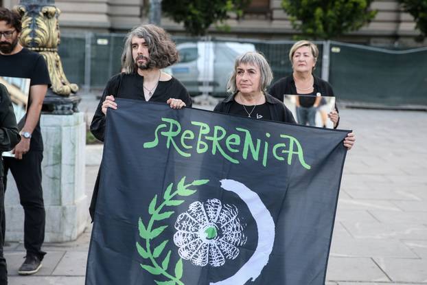 Beograd: Povodom 30. godišnjice genocida u Srebrenici, Žene u crnom organizirale su stajanje u crnini i šutnju na Trgu Republike