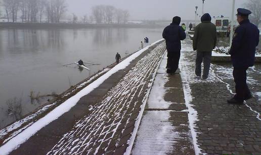 Prolaznici promatrali kako samoubojica skače u Dravu