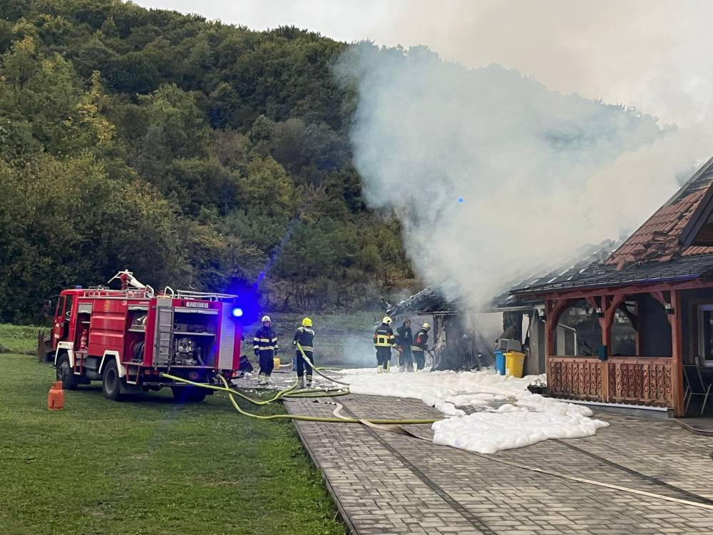 VIDEO Buktinja u Požegi: Vatra zahvatila garažu, kotlovnicu i drvarnicu, oštećena je i kuća