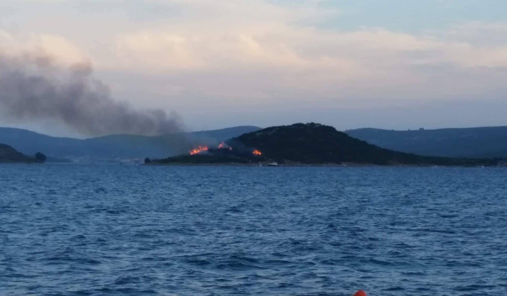 Nakon bakljade za Vatrene na otoku Galešnjaku buknuo požar