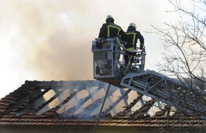 Zapalila se kuća kod Šibenika, obitelj uspjela na vrijeme izaći