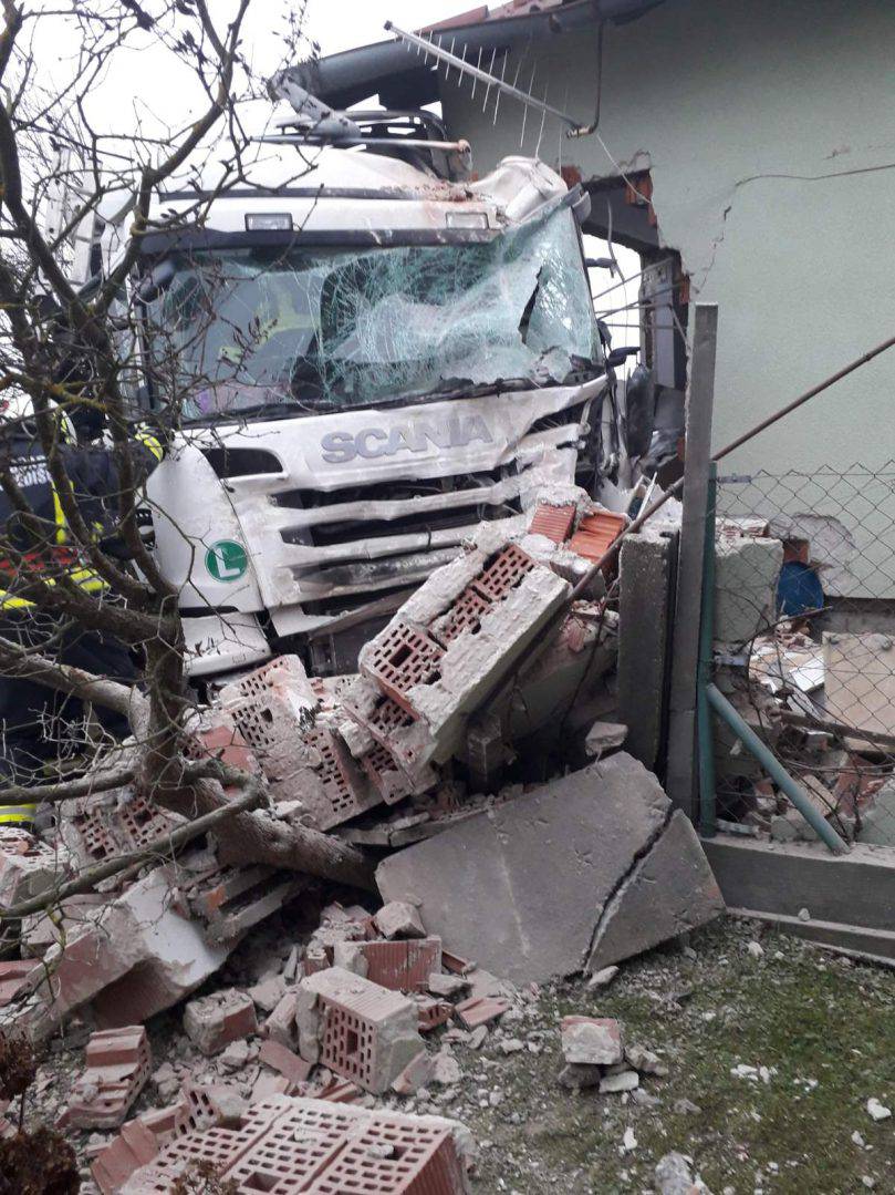 Zabio se kamionom u kuću, u teškoj nesreći poginuo vozač