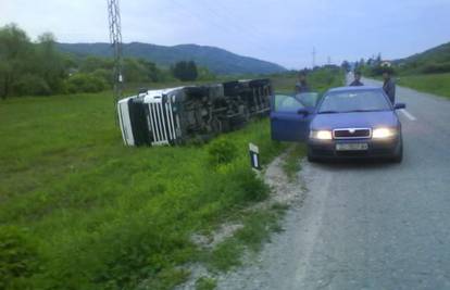 Kamion zahvatio bankinu pa se prevrnuo na livadu