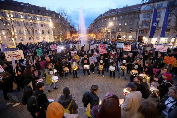 Noćni marš u Zagrebu počeo okupljanjem na Trgu žrtava fašizma