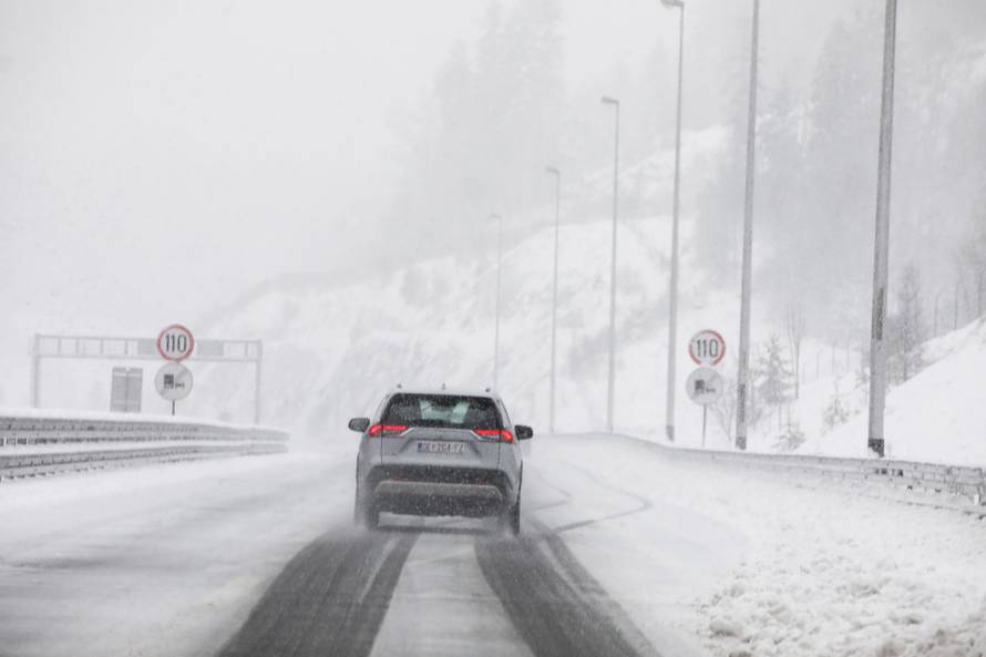 Delnice: Snijeg otežava promet kroz Gorski kotar
