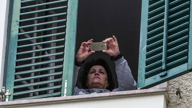 Ivo otišao u zatvor, a Mirjana s prozora vile snimala novinare