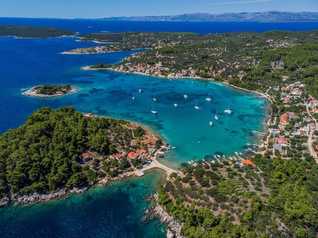 Pogled iz zraka na drevnu potopljenu cestu kod Korčule, po njoj su ljudi hodali prije 7.000 godina