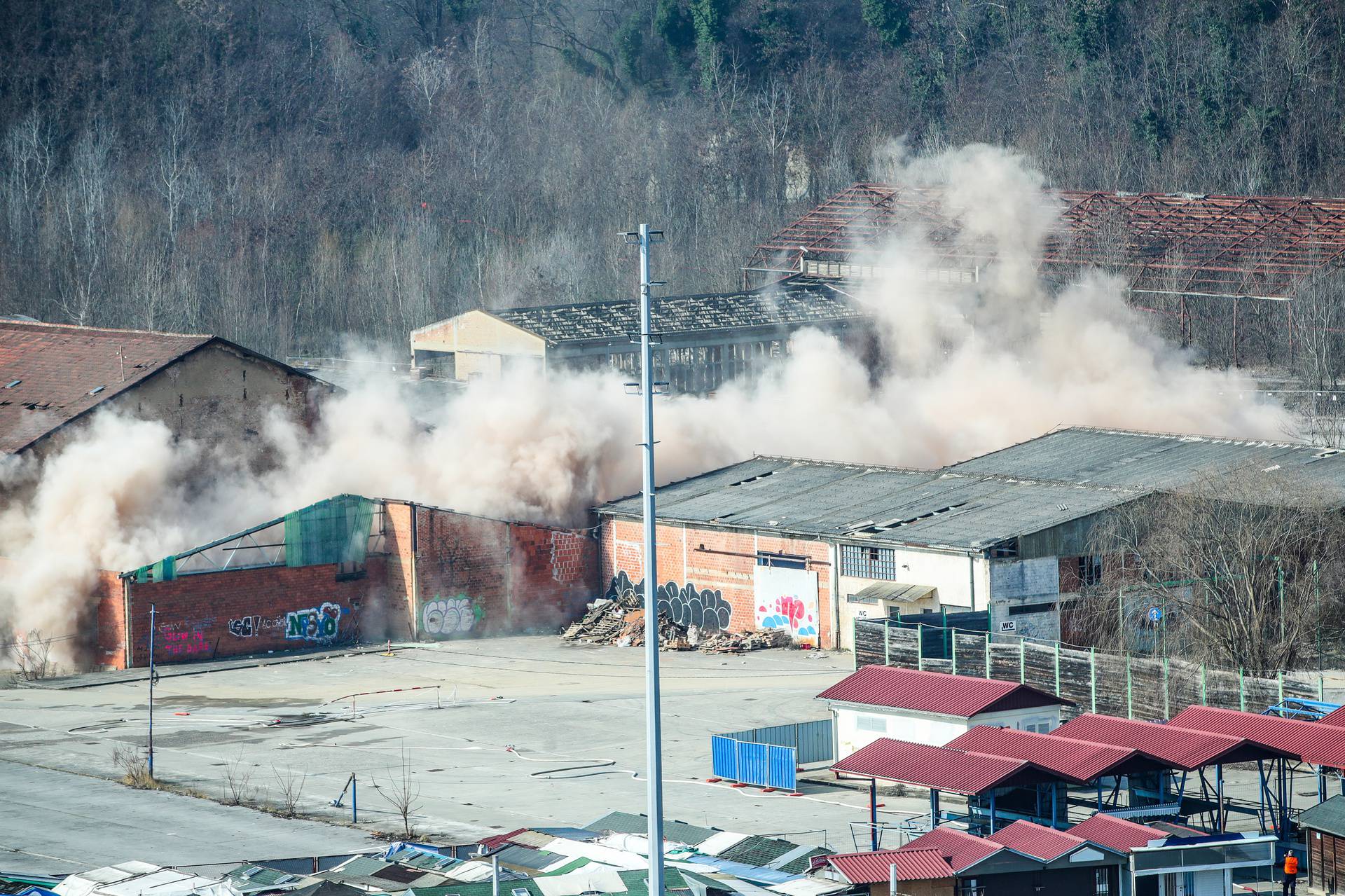 VIDEO Pogledajte trenutak u kojem su srušili dimnjake u Zagrebu: 'Kako su ravno pali'