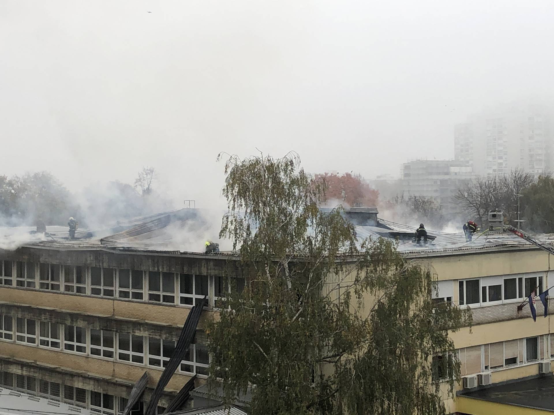 VIDEO Osnovna škola u Zagrebu gorjela više od dva sata, jedan vatrogasac je lakše ozlijeđen