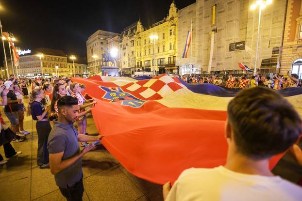 Zagreb: Navijači na Trgu bana Josipa Jelačića razvili veliku hrvatsku zastavu