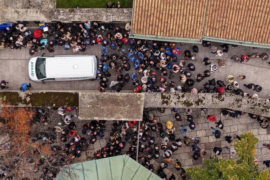 Sarajevo: Pogled iz zraka na dženazu za Halida Bešlića u Gazi Husrev-begovoj džamiji