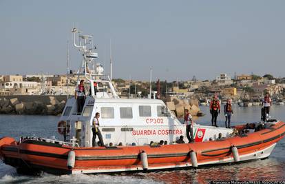 Deset migranata, uključujući bebu i tri žene, utopilo se na putu iz Tunisa prema Italiji