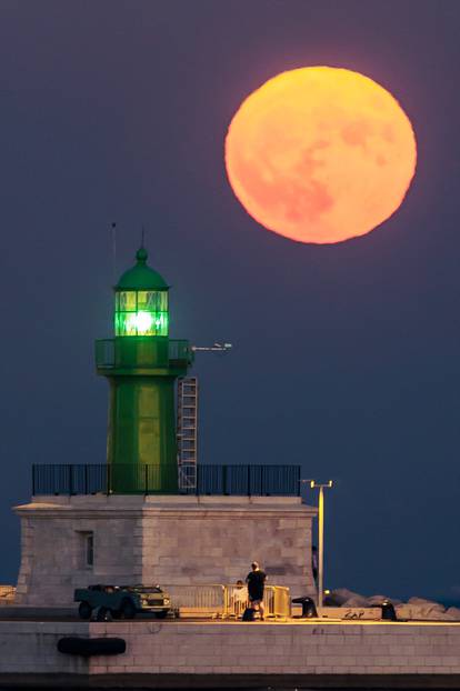 Split: Supermjesec izlazi iza svjetionika u Gradskoj luci
