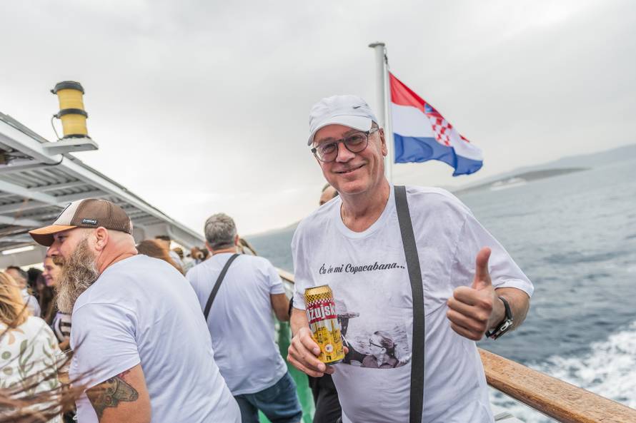 Split: Koncert u čast Oliveru Dragojeviću  na trajektu za Velu Luku