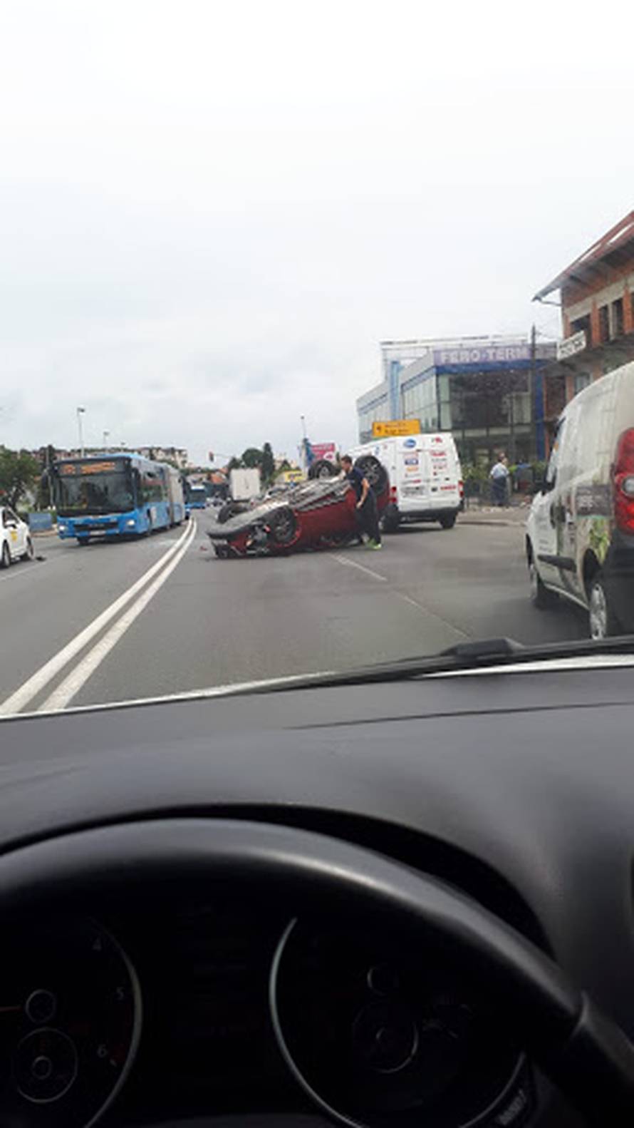 Sudar u Sesvetama: 'Vozač je sam izašao iz prevrnutog auta'