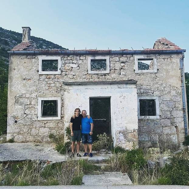 FOTO Ovo je rodna kuća Luke Modrića. Okružena je minama