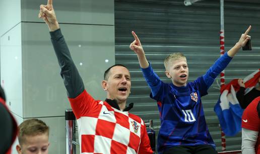 VIDEO Dje&ccaron;ak slavio ro&dstrok;endan na do&ccaron;eku rukometa&scaron;a u zra&ccaron;noj luci: 'Najljep&scaron;i poklon ikad!'