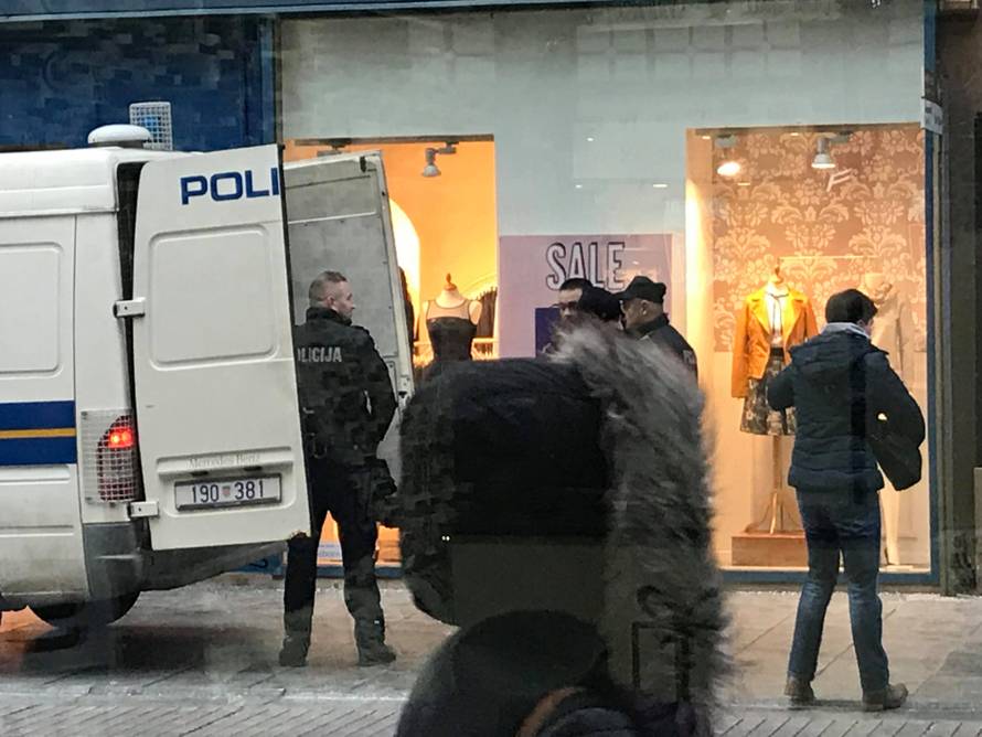Muškarci se potukli kod kafića, policija ih okružila te privela
