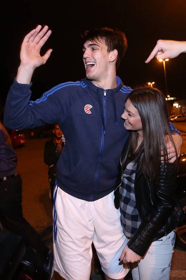 Zagreb: Dario Šari? naslov prvaka ABA lige proslavio u zagrljaju djevojke Karle