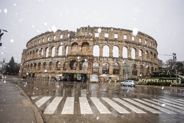 U Puli od ranog jutra pada gusti snijeg