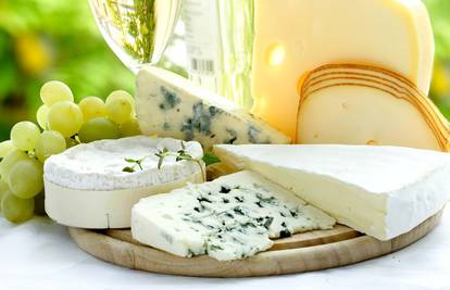 Razbijen mit: Uz sir najbolje ide slatko bijelo, a ne crno vino