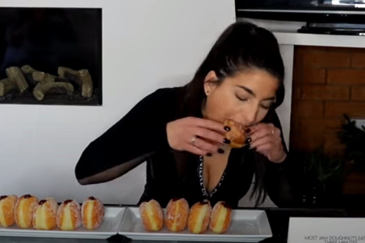 Pojela 10 donut krafni za tri minute za Guinnessov rekord