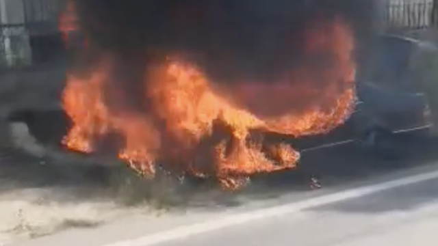VIDEO Automobil sletio s ceste i zapalio se: Teško je ozlijeđena vozačica, uspjela pobjeći iz auta