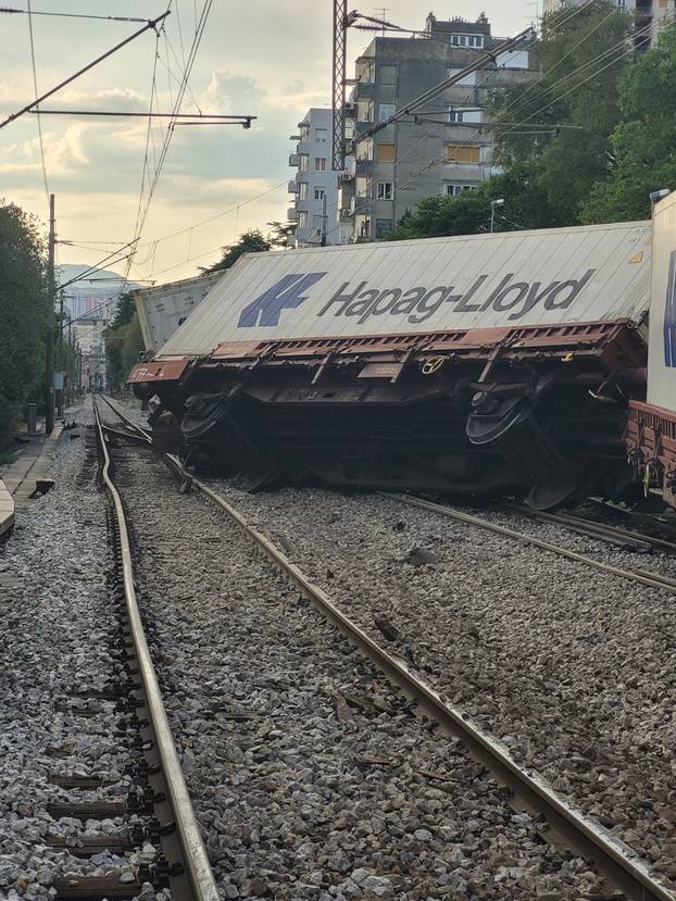 FOTO/VIDEO Pogledajte kako je teretni vlak iskočio! Prekinuli promet kod Rijeke, voze busevi