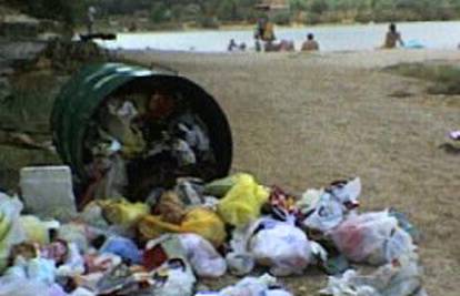 Sa plaže u Karinu nitko ne odvozi hrpe smeća