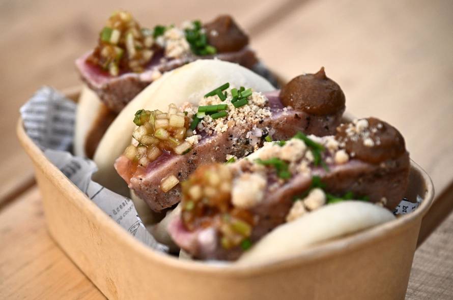 Veliki gastro vodič po Adventu u Zagrebu: Evo gdje pojesti dobre fritule i kobasice i za koji novac