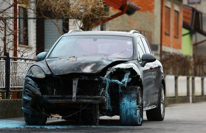Izgorio skupi Porsche: Do auta su se vatrogasci jedva probijali