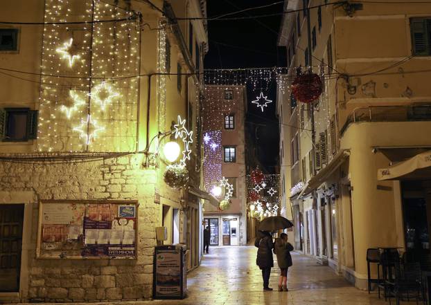 Šibenik zablistao adventskom ukrasnom rasvijetom