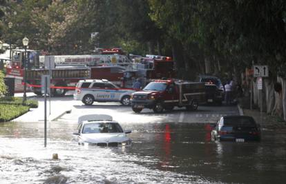 Poplava u Los Angelesu: Voda je šikljala čak tri metra u visinu