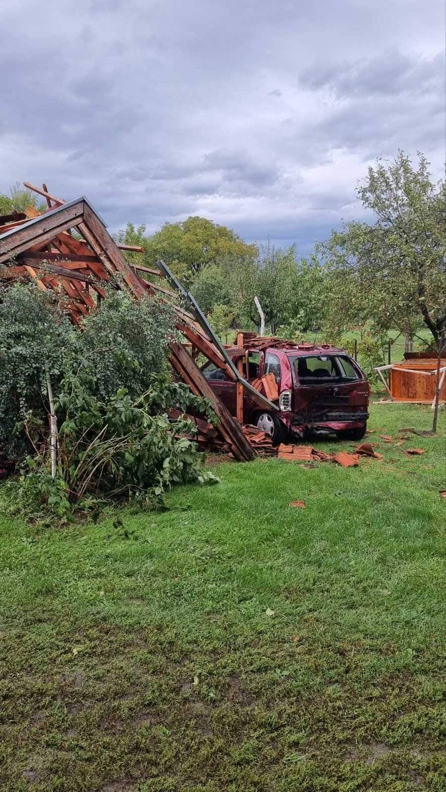 Oluja je kod Slatine rušila voćke i krovove: 'Stariji mještani nisu nikada ovako nešto doživjeli'