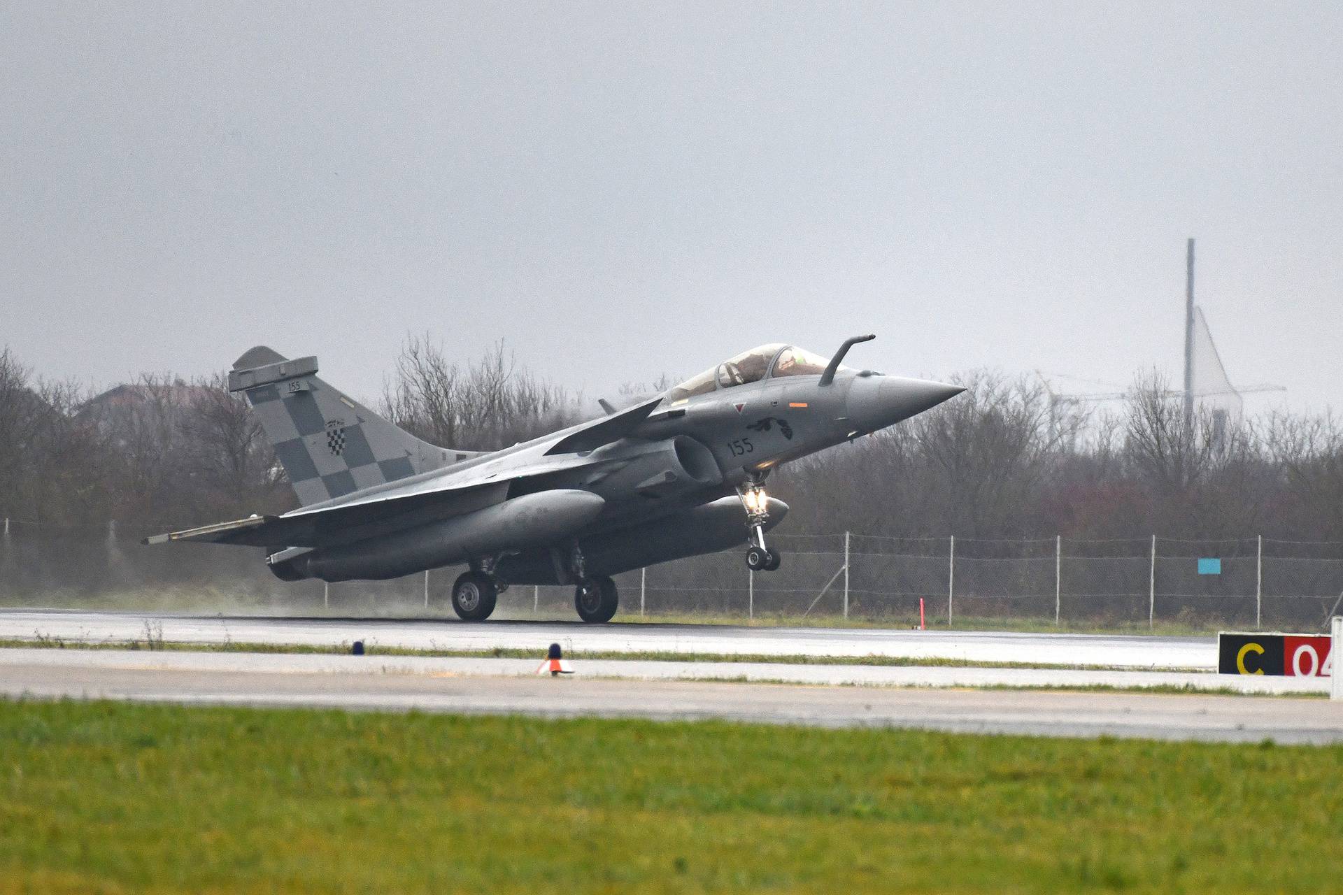 FOTO U Hrvatsku stigao osmi borbeni avion Rafale: 'Ovo je značajan trenutak za vojsku'