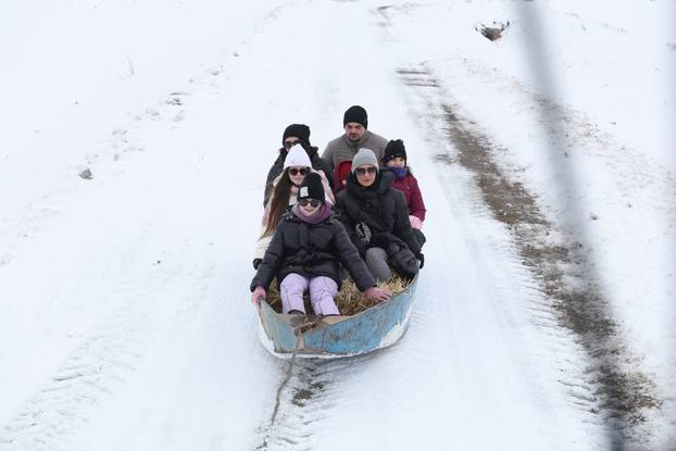 Karadžićevo: Vožnja čamcem po snježnim poljima
