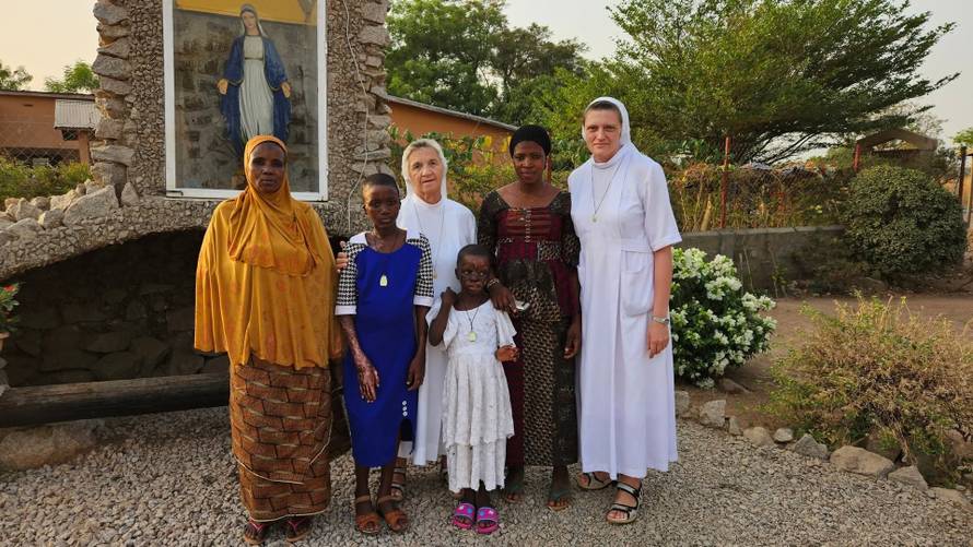 Djevojčice iz Afrike trpe bolove. Pomažu im naše misionarke i doktor s Rebra dok ne stignu tu