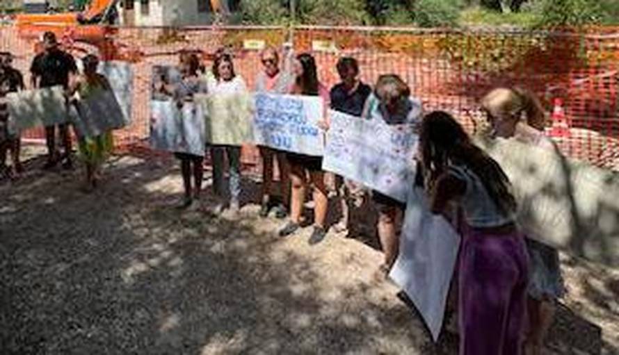 Burno na vrelu Une: Investitora i izvođače radova dočekali mještani, brane izvor od radova