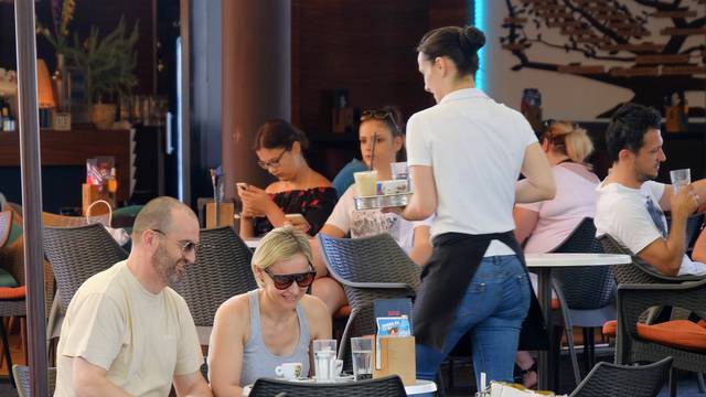 Zagreb: Mnogi su osvježenje od toplotnog udara potražili u lokalnim kafi?ima