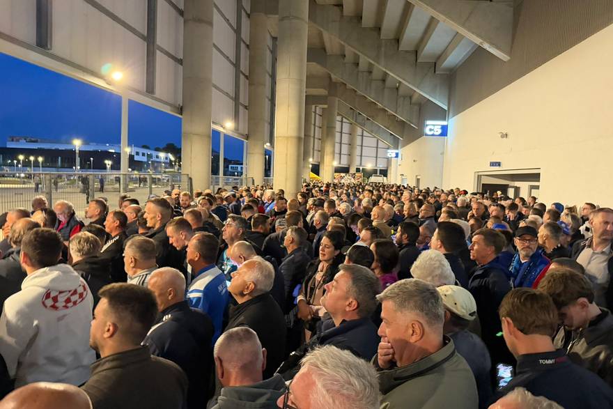 Navija&ccaron;i &ccaron;ekaju izlazak sa stadiona