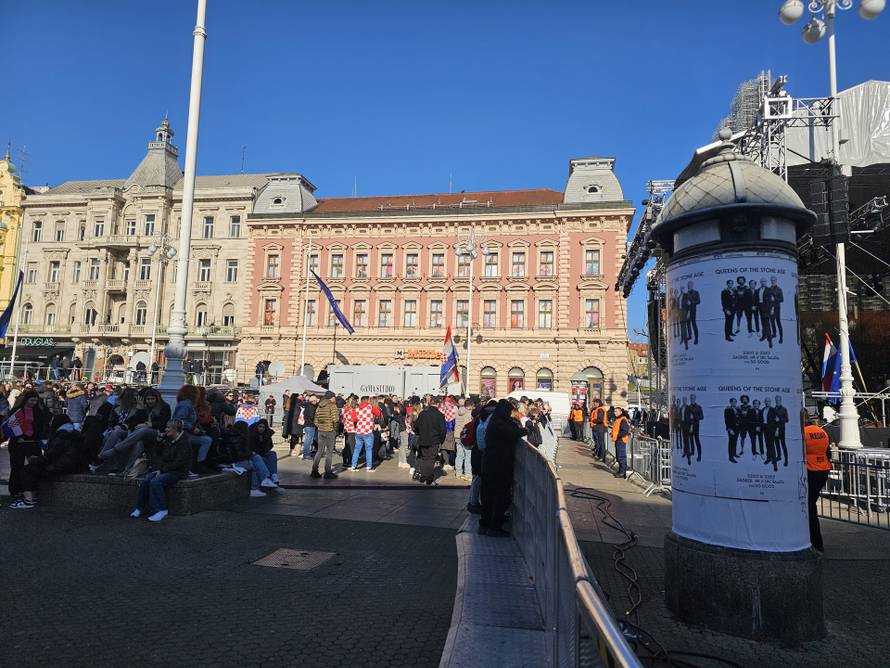 Deseci tisuća ljudi dočekali su srebrne! Trgom se orile pjesme, navijači zapalili desetak baklji