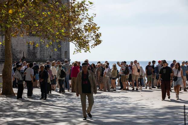 Dubrovnik: Lijepo i toplo vrijeme još uvijek grije turiste na jugu Hrvatske