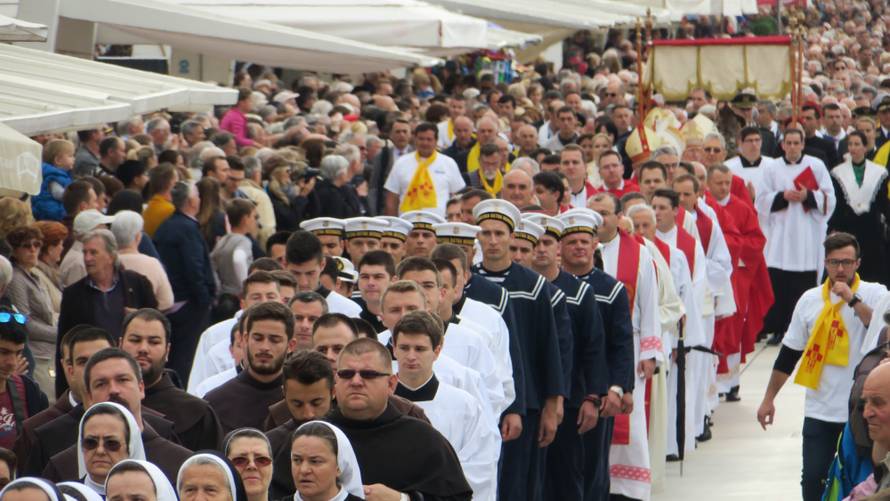 Kerum kao Papa pratio misu s prozora, stigao je i Plenković