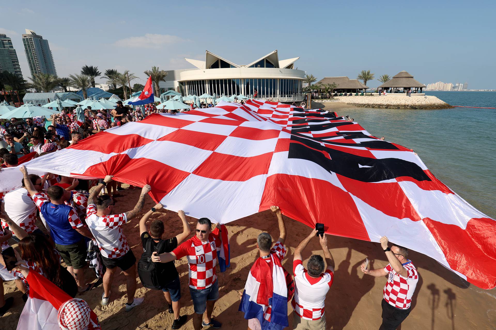 KATAR 2022 - Hrvatska zastava na plaži ispred hotela Hilton Doha gdje su smješteni reprezentativci