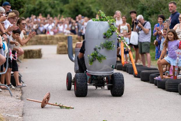 Senj: Održana 1. Senjska maškarana utrka 'Gravity race Senj 2025' podno tvrđave Nehaj