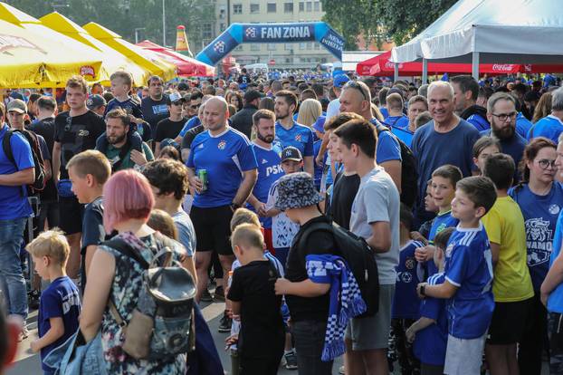 Zagreb: Navija?i se okupljaju u fan zoni stadiona Maksimir prije utakmice Dinamo - Gorica