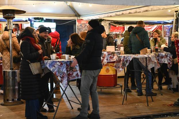 FOTO U Slavonskom Brodu zapaljena 3. adventska svijeća