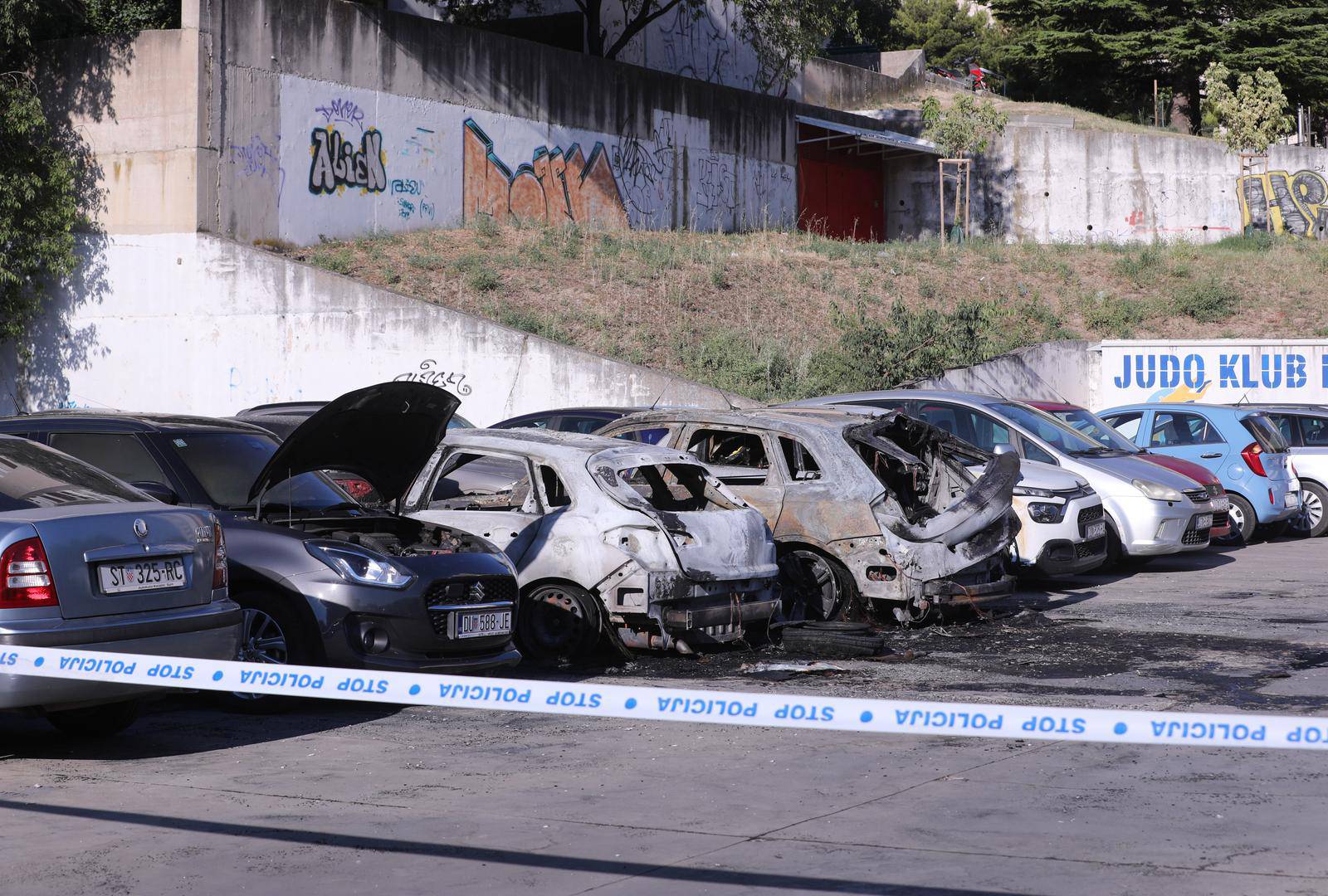 Split: Dva auta izgorjela na parkingu, još sedam oštećenih